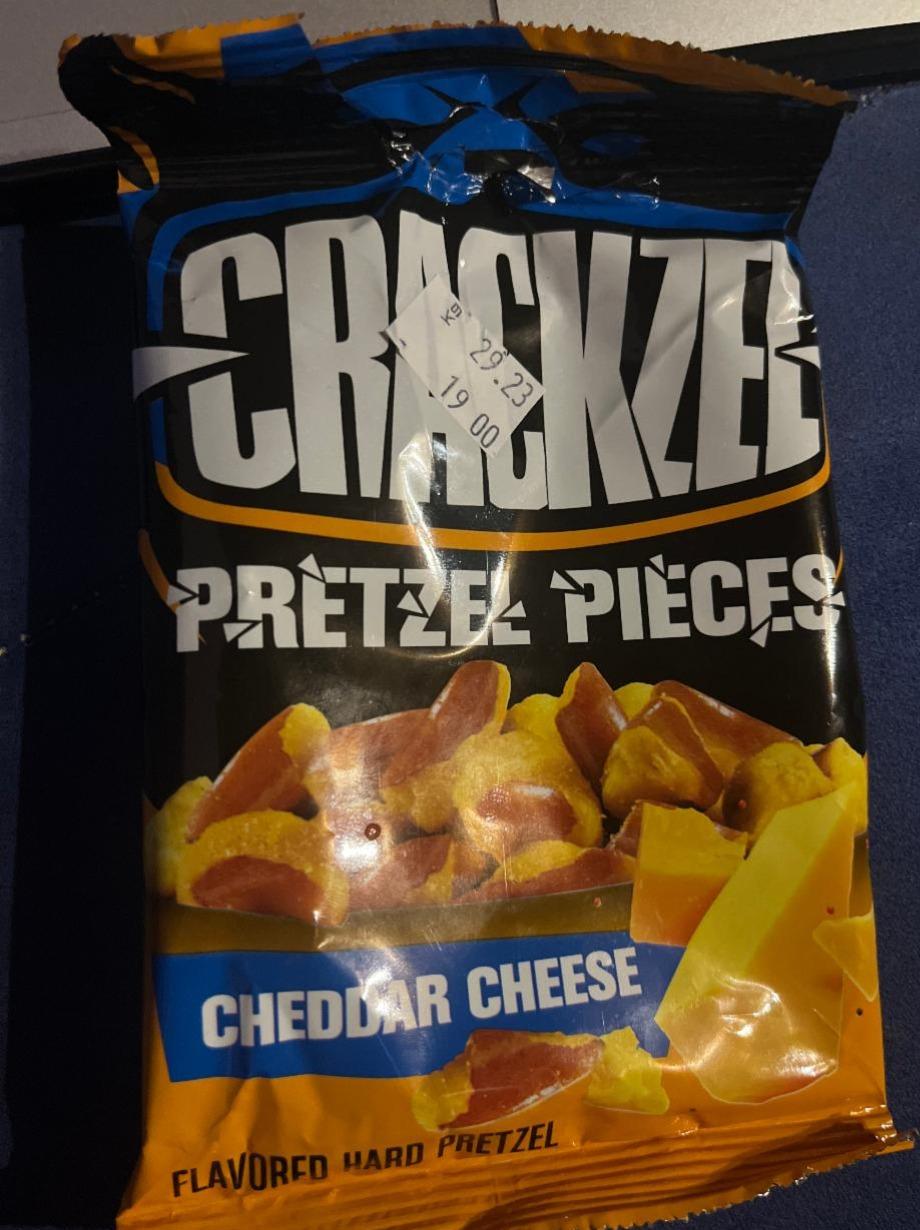 Fotografie - Pretzel pieces cheddar cheese Crackzel