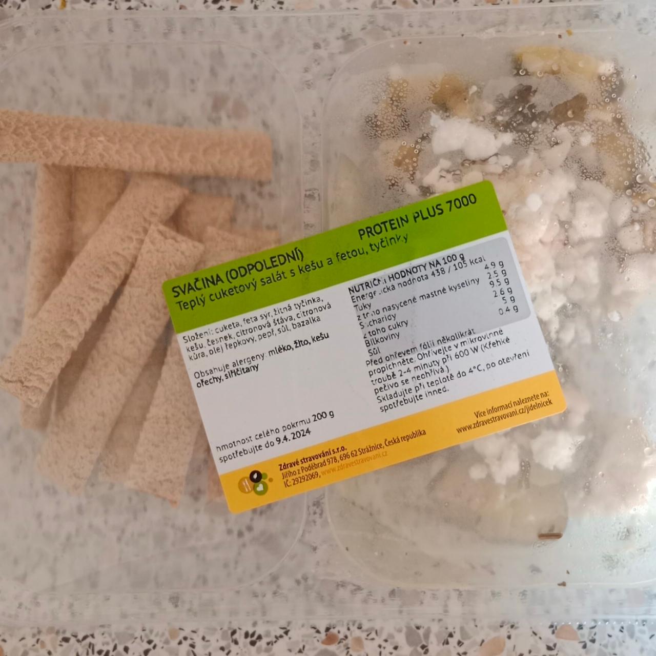 Fotografie - Teplý cuketový salát s kešu a fetou, tyčinky Zdravé Stravování