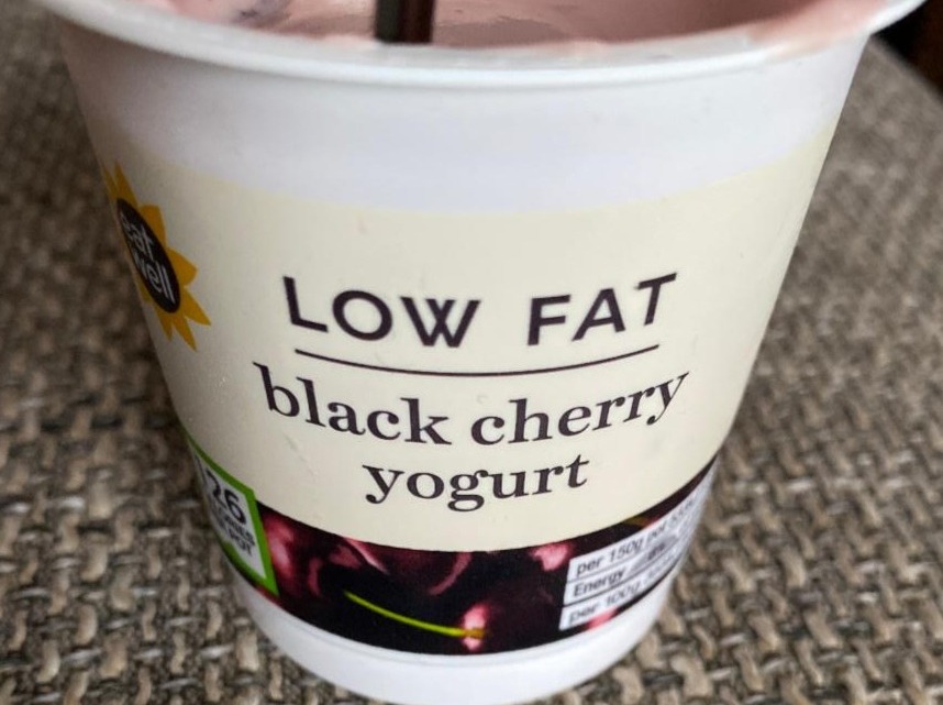 Fotografie - Low Fat Black Cherry Yogurt M&S