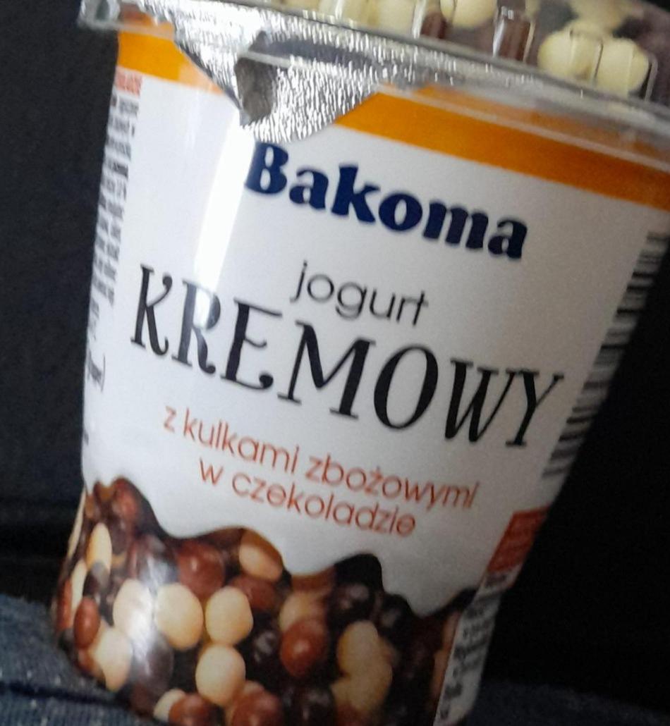 Fotografie - Jogurt kremowy z kulkami zbożowymi w czekoladzie Bakoma