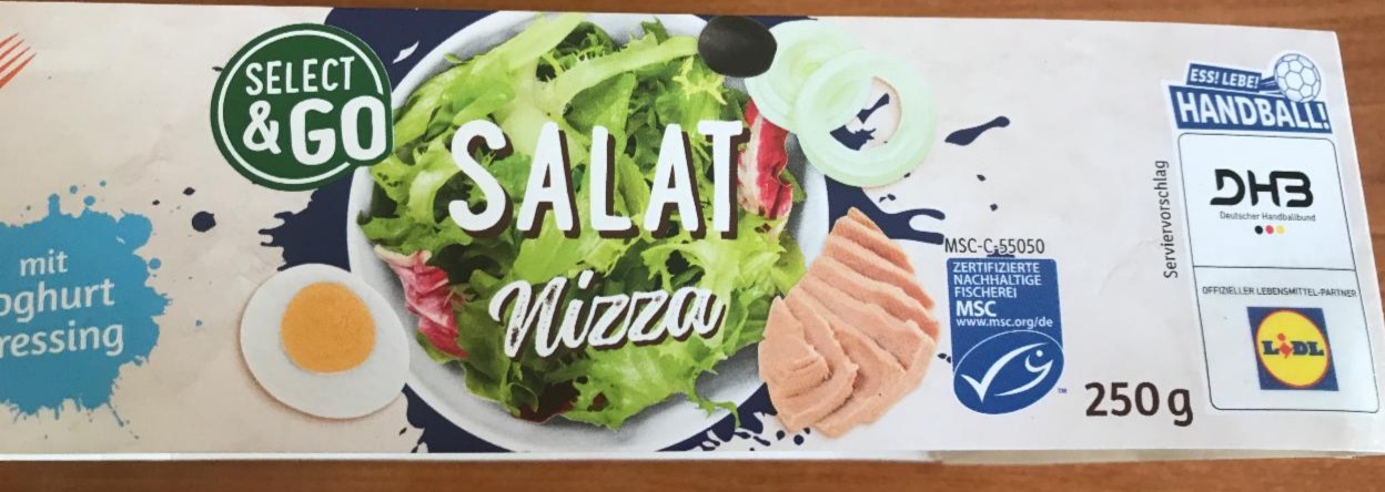 Fotografie - zeleninový salát s tuňákem, vejce, olivy a jogurtový dresink