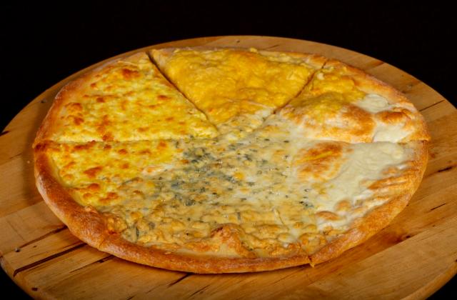 Fotografie - pizza 4 sýry (quattro formaggi)