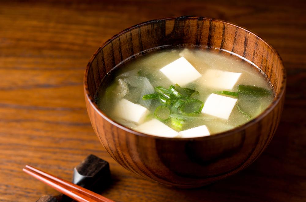 Fotografie - miso polévka a tofu, jarni cibulka