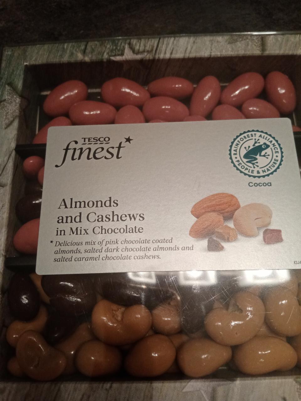 Fotografie - Almonds and cashews in Mix chocolate Tesco finest