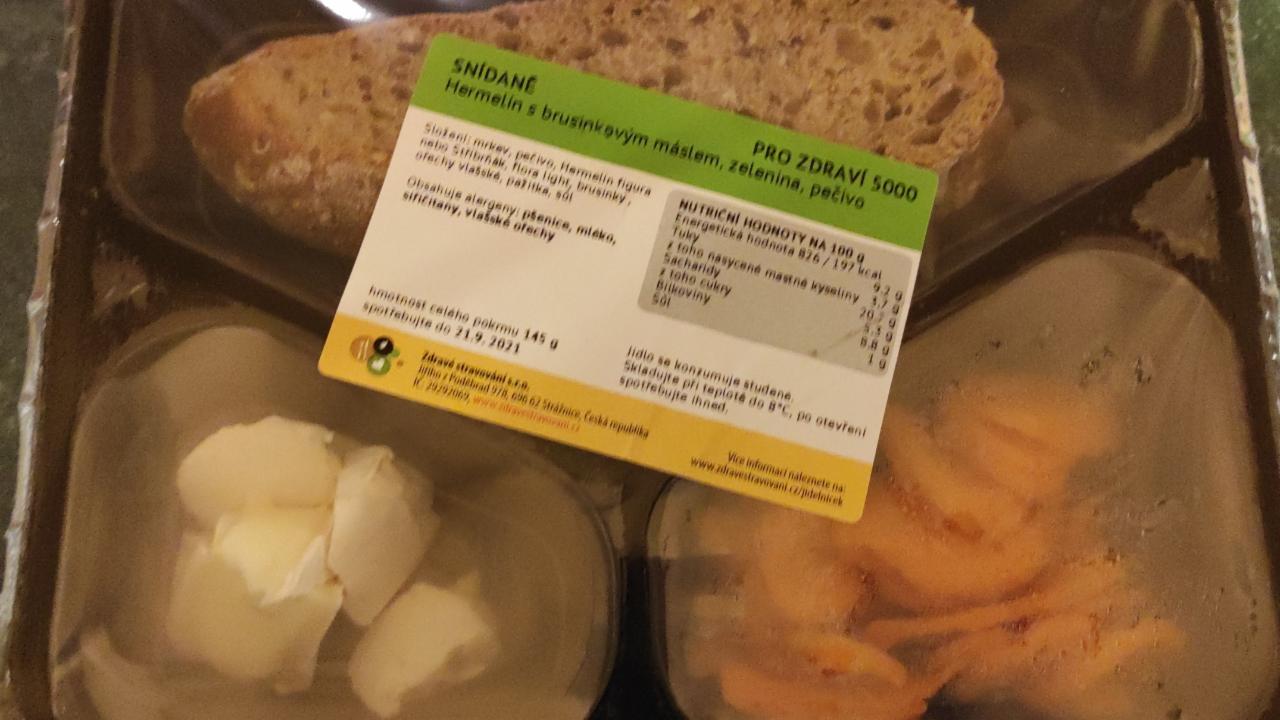 Fotografie - Hermelín s brusinkovým máslem, zelenina, pečivo Zdravé stravování