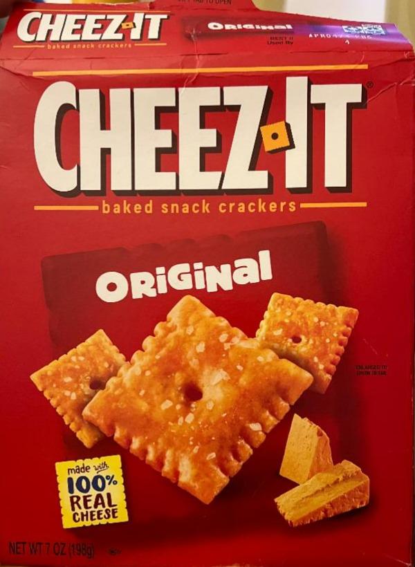 Fotografie - Baked snack crackers original Cheez It