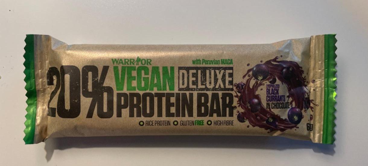 Fotografie - Vegan Deluxe Protein Bar Black Currants in Chocolate Warrior
