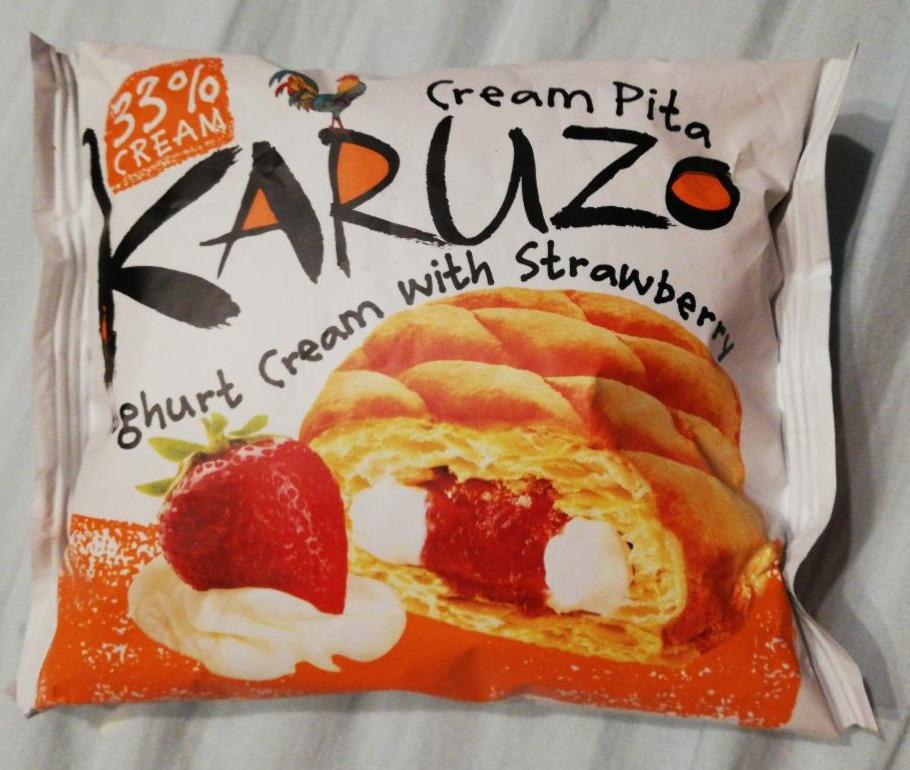 Fotografie - Karuzo cream pita yoghurt cream with strawberry