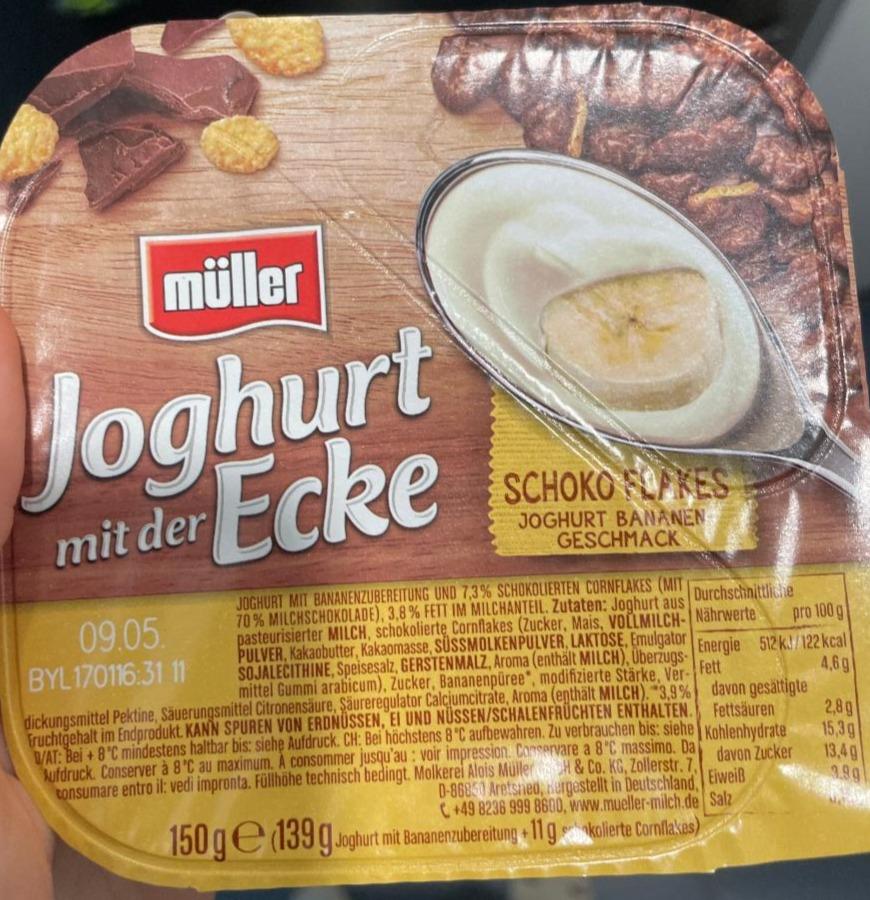 Fotografie - Joghurt mit der Ecke banánový s čokoládovými vločkami Müller