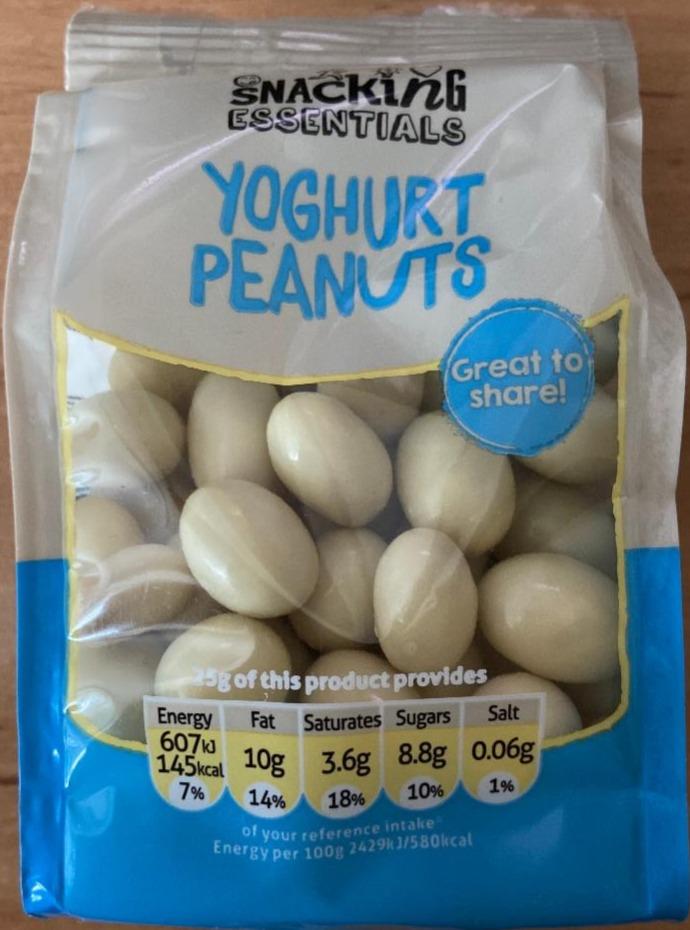 Fotografie - Yoghurt Peanuts Snacking Essentials