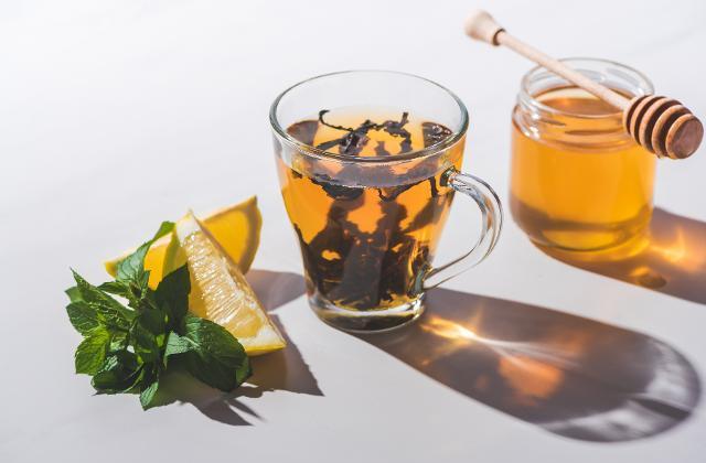 Fotografie - černý čaj s medem a citronem