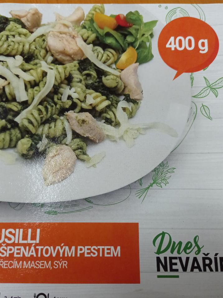 Fotografie - Fusilli se špenátovým pestem a kuřecím masem, sýr Dnes nevařím