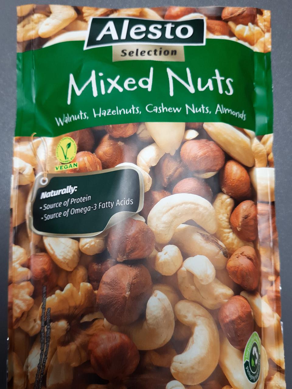 Fotografie - Mixed nuts (walnuts, hazelnuts, cashew nuts, almonds) Alesto