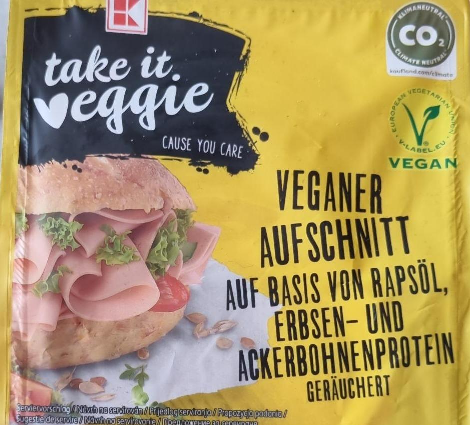 Fotografie - Veganer aufschnitt auf basis von rapsöl erbsen- und ackerbohnenprotein geräuchert Take it veggie
