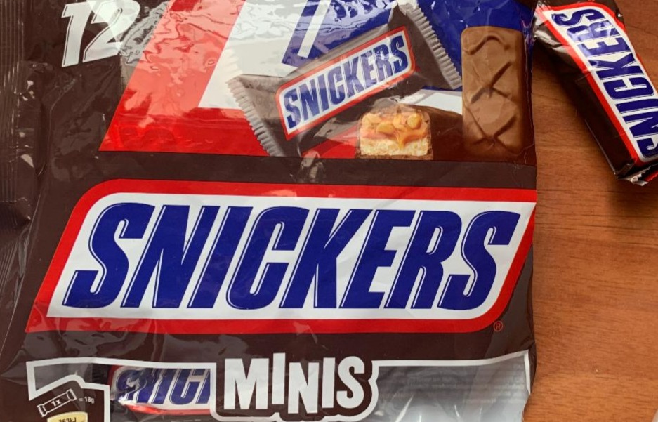 Fotografie - Snickers Minis balení čokoládových tyčinek s karamelem, nugátem a arašídy