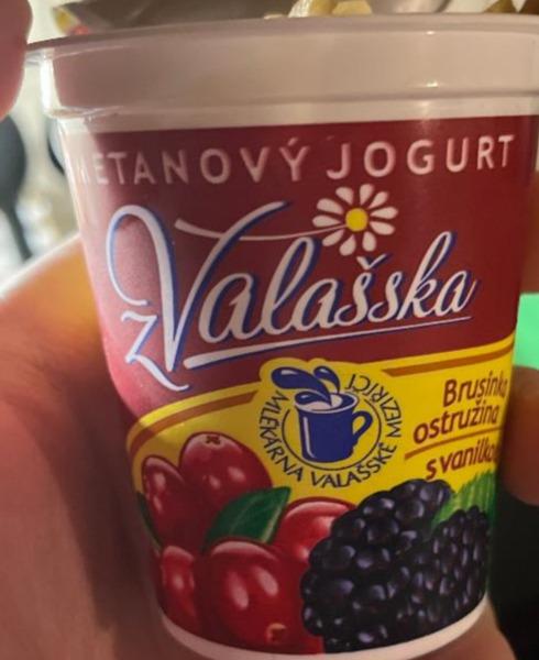 Fotografie - Smetanový jogurt z Valašska brusinka a ostružina s vanikou