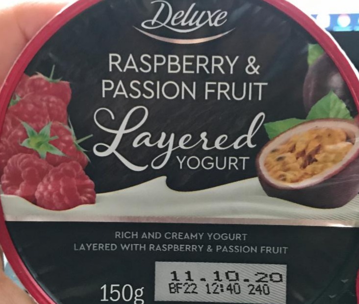 Fotografie - Raspberry and Passionfruit Layered yogurts