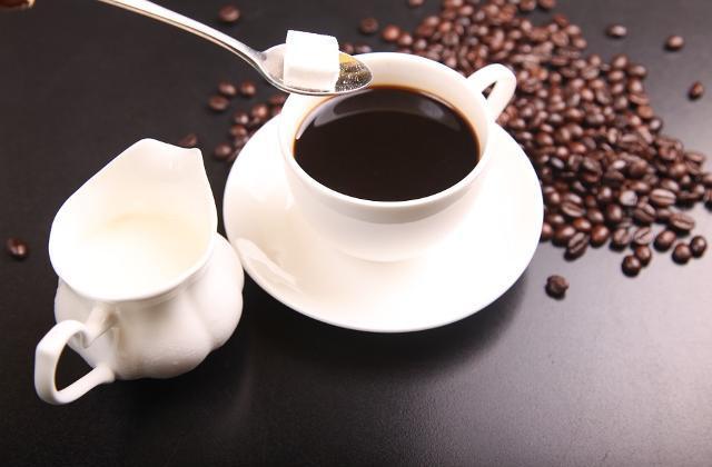 Fotografie - káva rozpustná s cukrem a mlékem