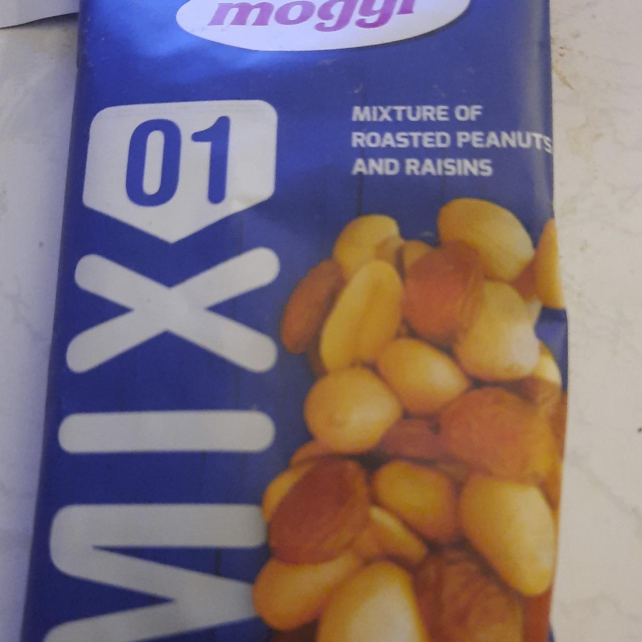Fotografie - Mixture of roadsted peanuts and raisins Mogyi