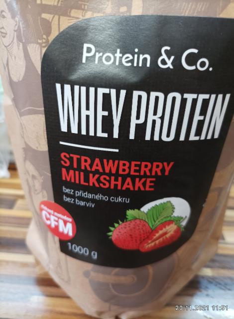 Fotografie - Whey protein strawberry milkshake CFM Protein & Co.