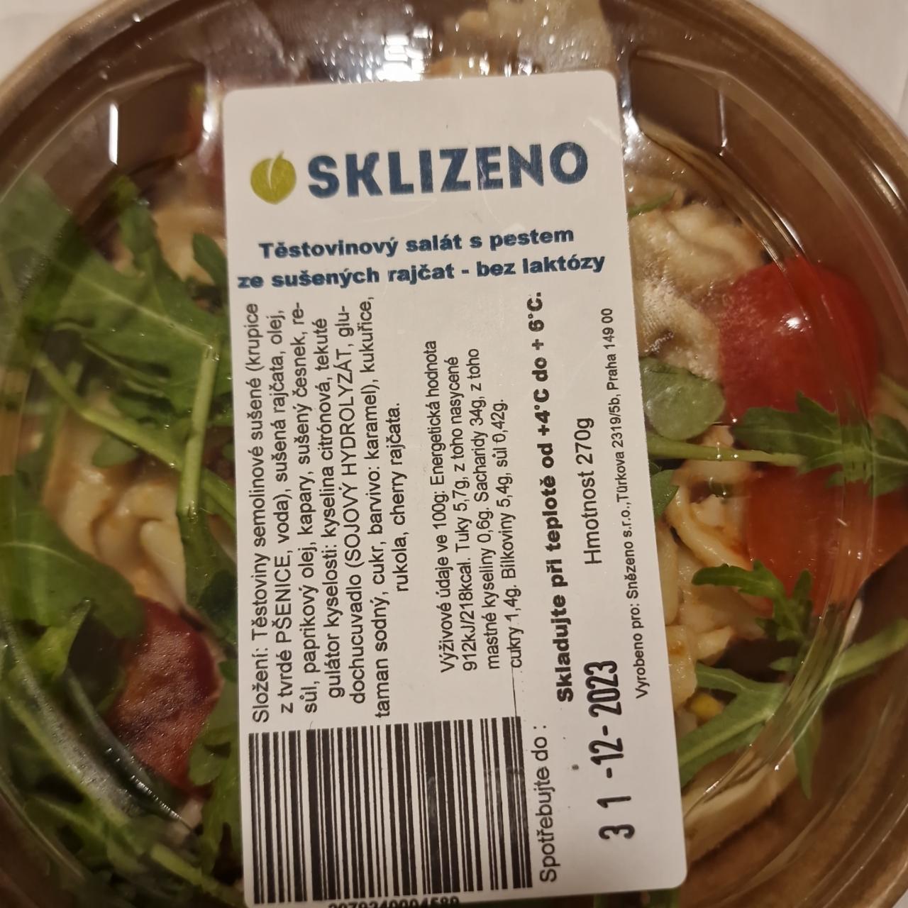 Fotografie - Těstovinový salát s prstem ze sušených rajčat Sklizeno