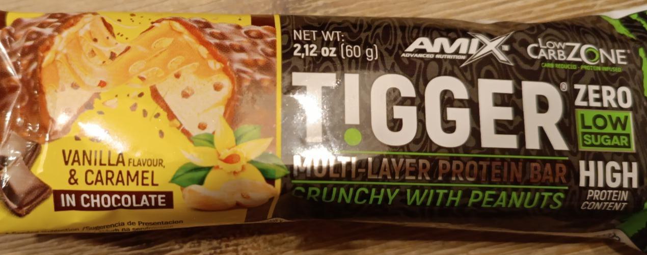 Fotografie - TIGGER multi-layer protein bar vanilla & caramel in chocolate Amix Nutrition