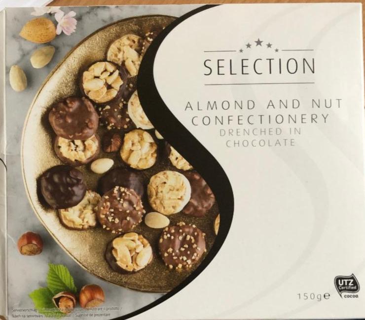 Fotografie - Almond and Nut Confectionery drenched in chocolate Selection