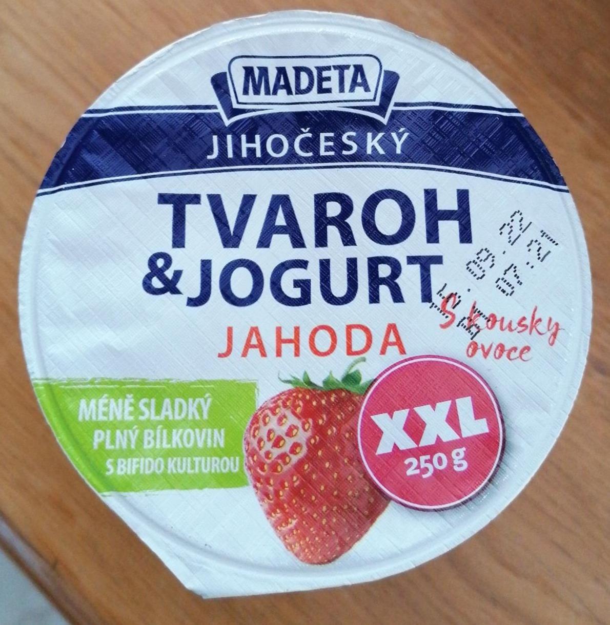 Fotografie - Jihočeský tvaroh & jogurt Jahoda méně sladký Madeta