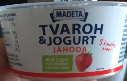 Fotografie - Jihočeský tvaroh & jogurt Jahoda méně sladký Madeta