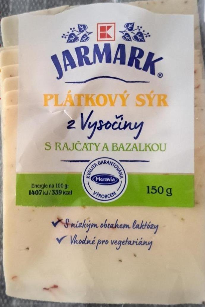 Fotografie - Plátkový sýr z Vysočiny s rajčaty a bazalkou K-Jarmark