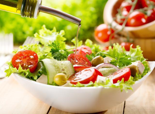 Fotografie - zeleninový salát s olivovým olejem