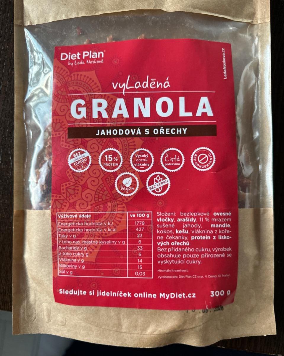 Fotografie - vyLaděná Granola jahodová s ořechy Diet Plan