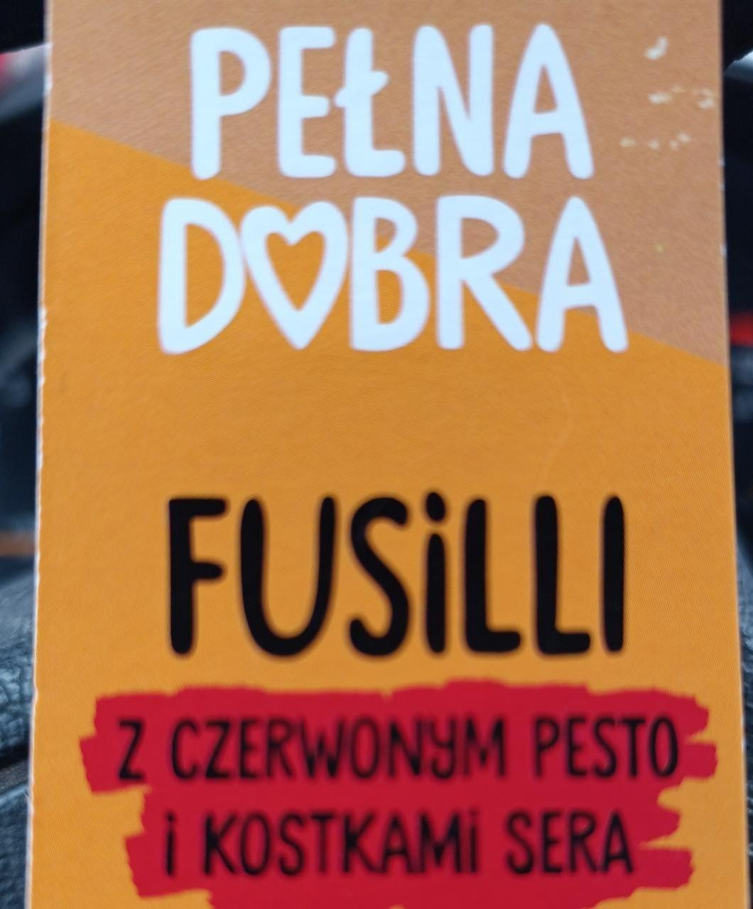 Fotografie - Fusilli z czerwonym pesto i kostkami sera Pełna dobra