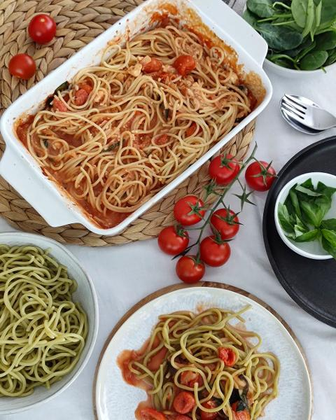 Špagety s rajčatovou omáčkou a sýrem feta