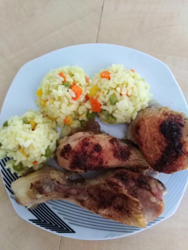Kuřecí stehna s kari rýží a zeleninou
