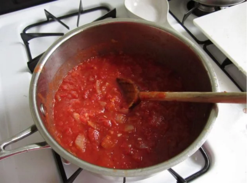 Základní rajčatová omáčka k masu/těstovinám