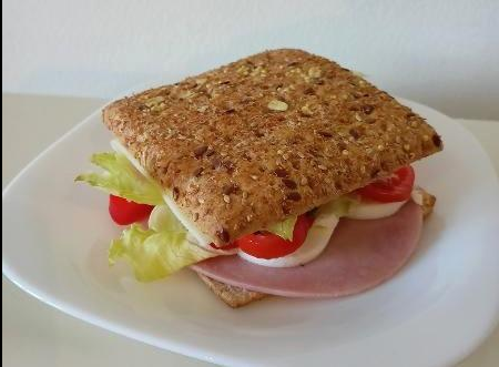 Obložený cereální sandwich