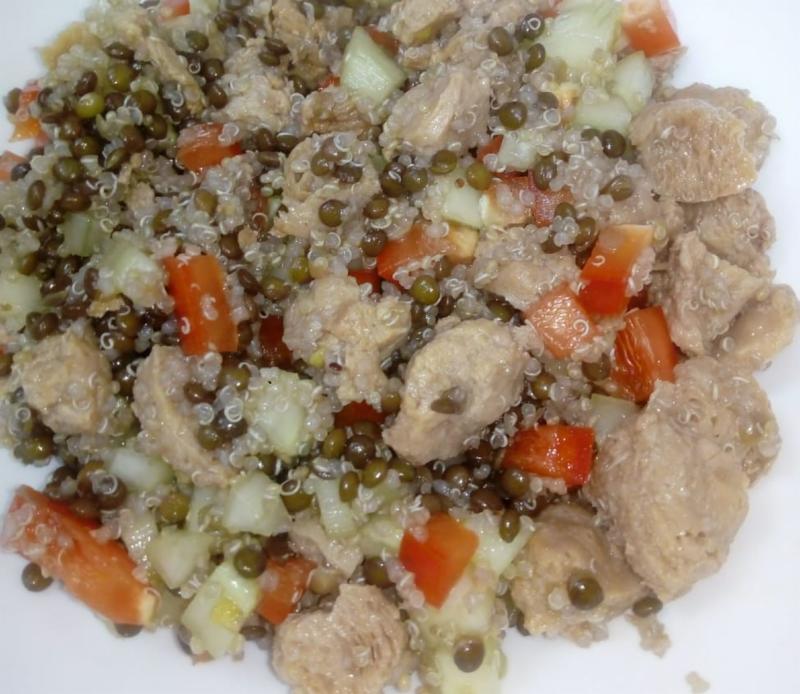 Salát quinoa, beluga a sojové kousky