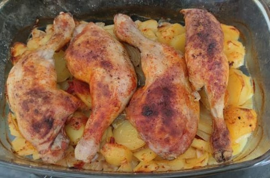 Pečené kuřecí stehno s bramborem