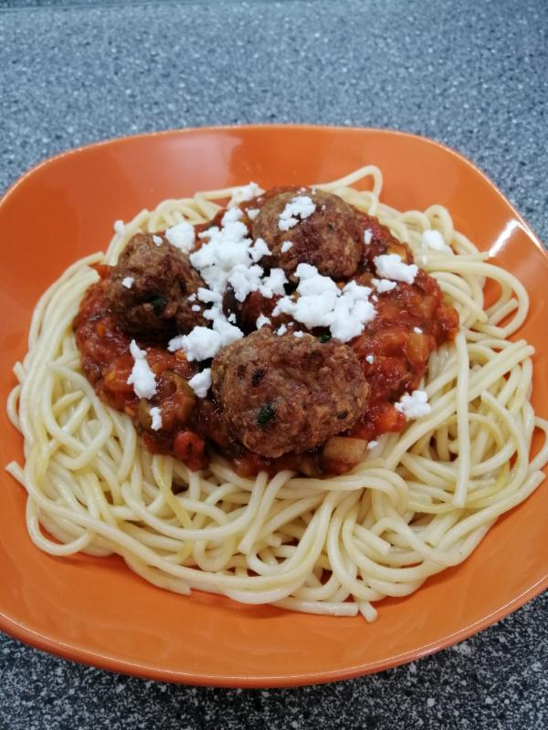 Špagety s masovými kuličkami, rajčatovou omáčkou a feta sýrem