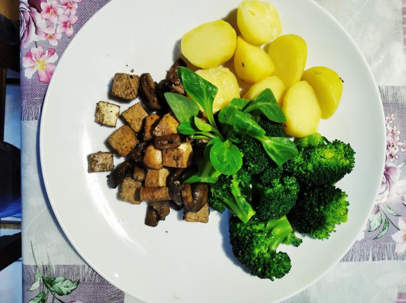 Uzené tofu se žampiony, bramborem a brokolicí.