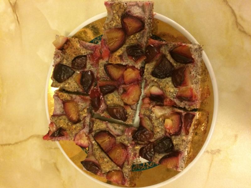 Tvarohový makový koláč s krupicí a se švestkami