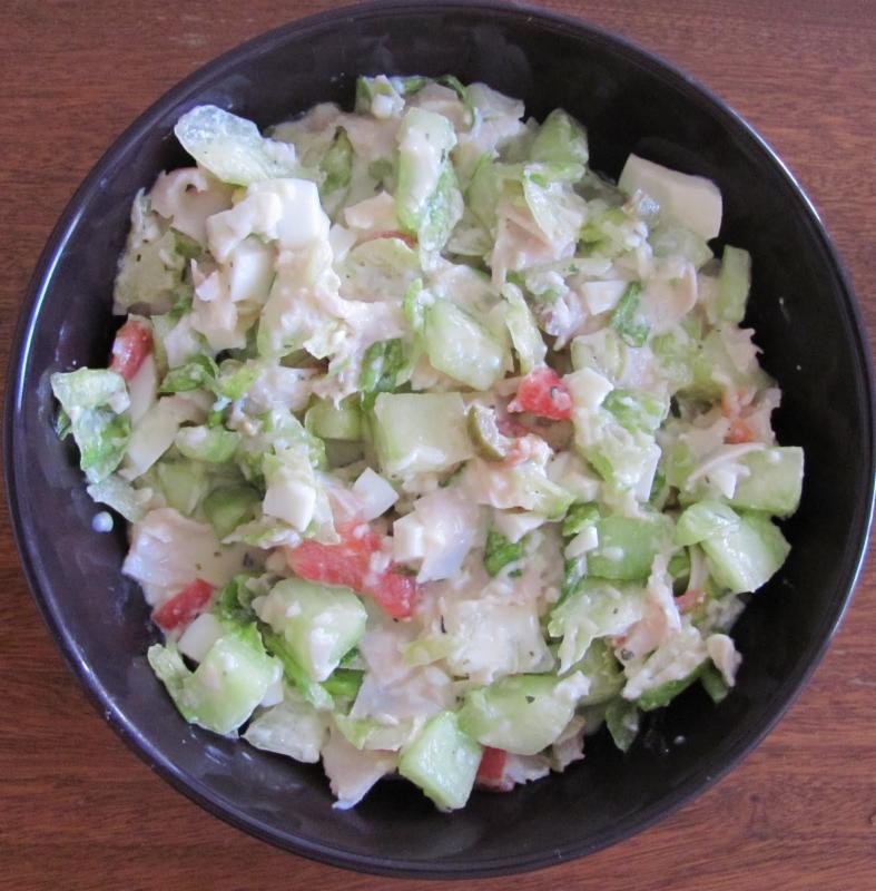 Zeleninový salát s olivovým olejem a mozzarellou