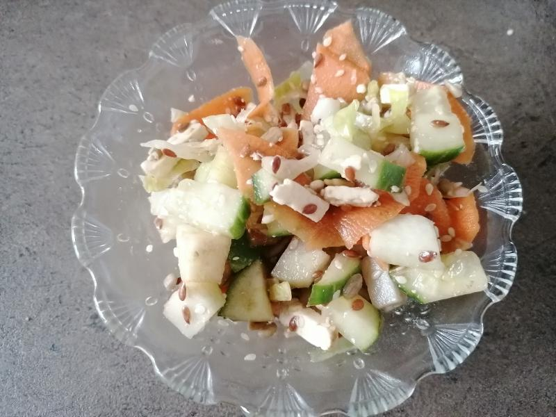 Zeleninový salát s balk. sýrem a seminky