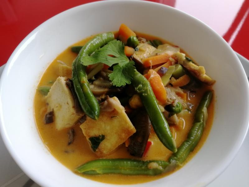 zelené kari s tofu a zeleninou